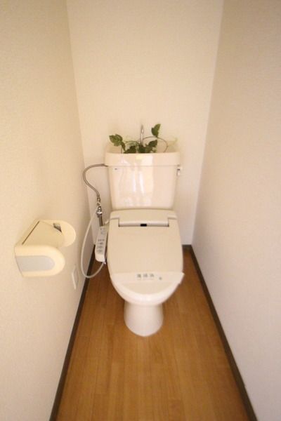 【トイレ】　人気の温水洗浄便座付です！