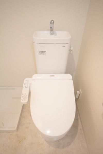 【トイレ】　温水洗浄便座完備です！