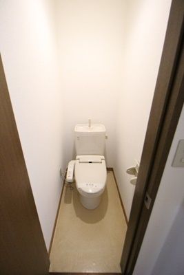 【トイレ】　人気の温水洗浄便座付！参考画像