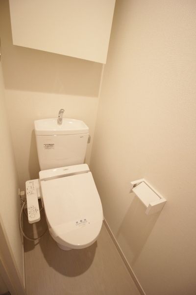 【トイレ】　温水洗浄便座付です！収納棚あり♪参考画像