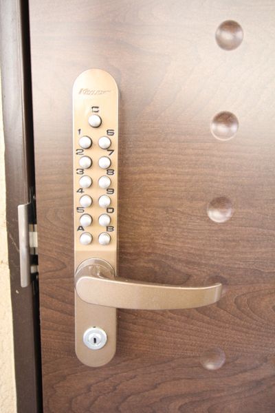 【玄関】　玄関扉は防犯性の高いキーレスタイプ